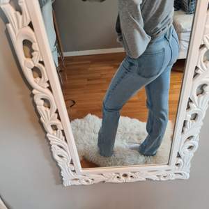Perfekta jeans från NA-KD men säljer nu för jag har ett par likadana! 165cm lång och passar utmärkt!💖💖