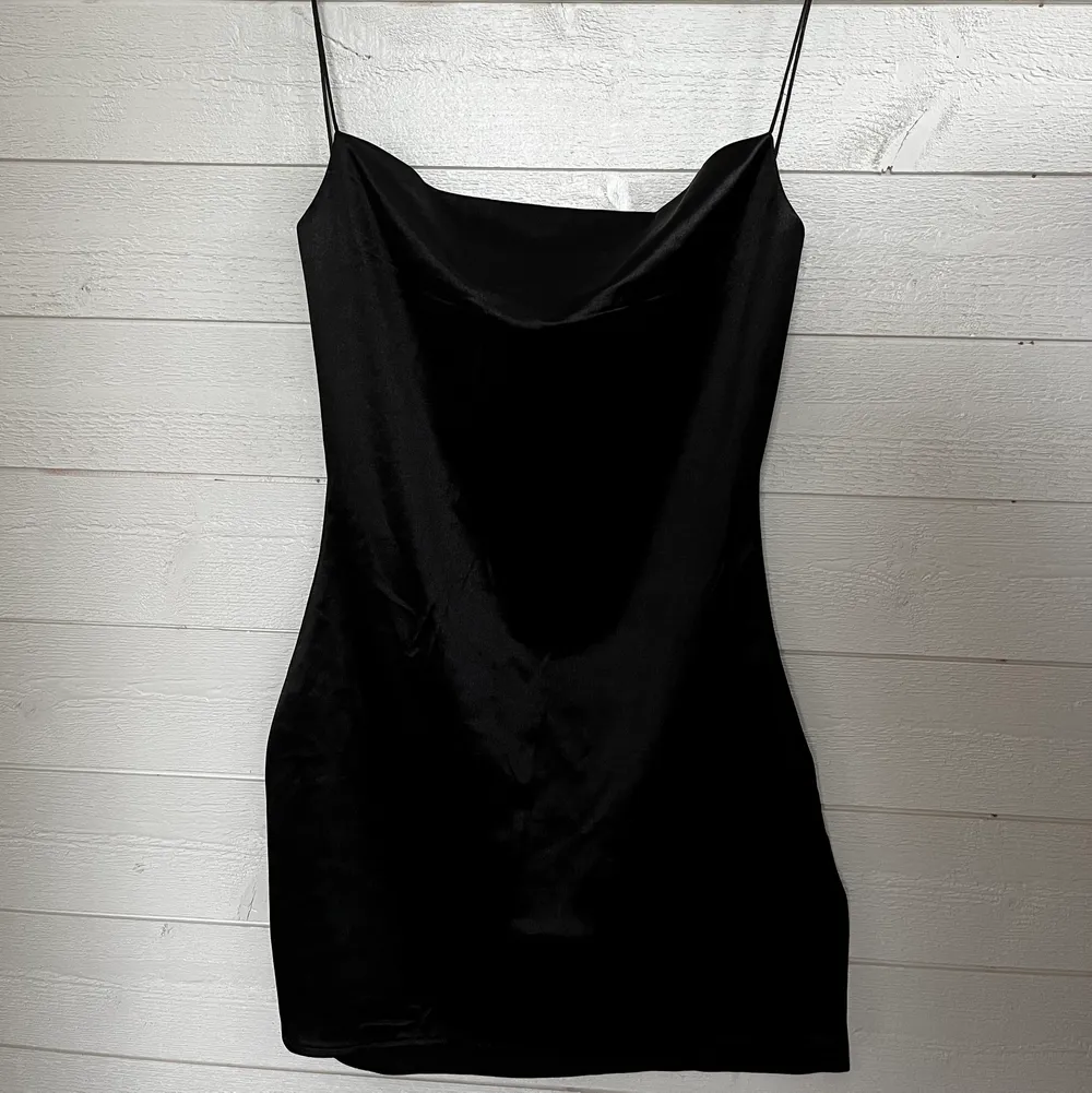En svart festklänning från zaful i storlek 36, aldrig använd.  Hör gärna av er vid frågor, samfraktar gärna! . Klänningar.