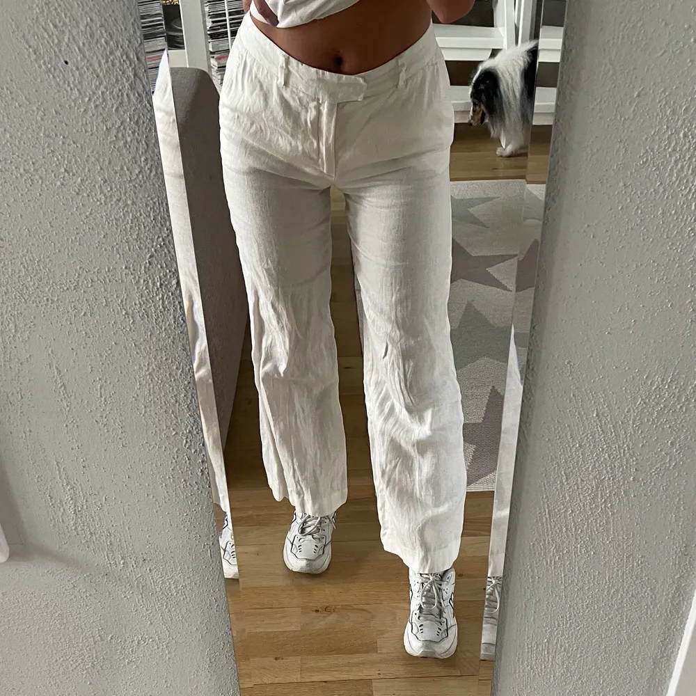 Helt oanvända vita och lågmidjade linnebyxor från Zara! Perfekt i längden för mig som är 172 cm! 💘. Jeans & Byxor.