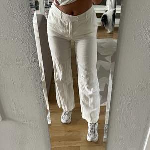 Helt oanvända vita och lågmidjade linnebyxor från Zara! Perfekt i längden för mig som är 172 cm! 💘