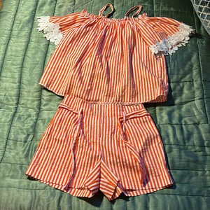 Randigt set ser mycket bättre ut på - Ett randigt det med en off shoulder med fint broderi mönster och ett par shorts som är lite kostym aktiga 