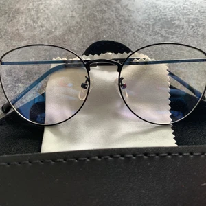 Anti-Blue light glasögon  - Snygga anti-blue light glasögon! Bra skick!! Har inte använts. Säljer med fodralet!