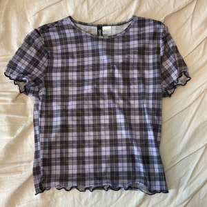 See through topp - En lila see through topp som som man kan ha över ett linne eller en topp. Ligger bara i garderoben oanvänd.