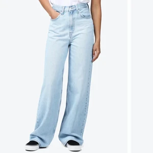 Levis jeans - Säljer ett par jättefina Levis jeans. Skriv privat för passbilder! Nypris: 1,350kr. Säljer för 290 + frakt! 