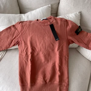 Stone Island - Säljer nu min Stone Island tröja då den inte används längre. Har bara använt tröjan ett fåtal gånger. Inga hål eller fläckar. Skick 9/10. Storlek S. Nypris 2050kr, mitt pris 1299kr