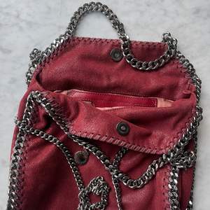 Röd Stella McCartney väska i bra skick, köpt på Farfetch för ca 7500kr. Storleken Mini, dvs näst största. Skriv priv🤌🏼