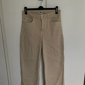 Beiga byxor - Jätte sköna beiga byxor! Använda väldigt få gånger🤎 Skönt material🤍 Köparen står för frakt och inga returer💋