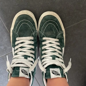 Mörkgröna vans - Säljer mina jätte fina mörkgröna vans pga att dom inte riktigt kommer till användning💕 Använda fåtal gånger och smutsen går att tvätta bort men annars som nya💕 Köparen står för frakt och box med kommer💕💕