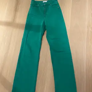 Gröna jeans från Zara i strl 38. Slutsålda på hemsidan. Långa! (Jag är 179 cm och dem går över fötterna på mig)  Frakt ingår ej i priset