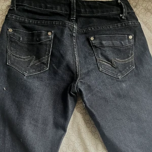 Lågmidjade jeans Strl S💙💙 - Supersnygga mörk mörk blå/ svarta lågmidjade jeans från JustFab. De är bootcut på dem. Säljer dessa då dem inte kommer till användning, och de passar inte mig längre. Passar om du är mellan XS/S. 