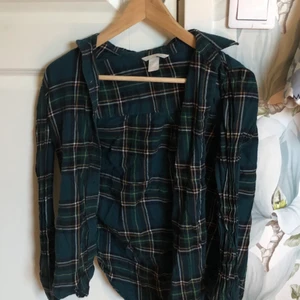 Flanellskjorta - Grön flanellskjorta från HM, har använts flera gånger men säljs till billigare pris då💕 Säljs då jag har växt ur den