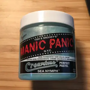 Manic panic hårfärg i mint färg, nyansen heter sea nymph och burken är aningen öppnad och använd en gång på en slinga så det är mycket kvar i burken