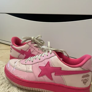BAPESTAS🌟  - Säljer mina älskade bapestas! Dom är ganska använda som ni kan se men absolut fräscha nog att fortfarande använda, och sällsynta! Resell pris ligger på ca 3,5 k men säljer dom för 1,200. Riktigt kap!🧖🏻‍♀️