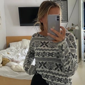 Tunn långärmad tröja i print - Tunn långärmad tröja i print från H&M. Storlek XS, men passformen är lite oversized.