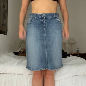Jeanskjol  - Riktigt fin jeanskjol men jag har för många kjolar så behöver släppa taget om denna goding