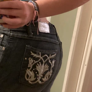 Jeans - As coola jeans. Jätte bekväma. Lågmidjade. Jätte coola tryck med. Skriv privat för fler bilder/frågor! Köparen står för frakten<3