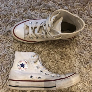 Converse - Vita converse som har blivit för små för mig.