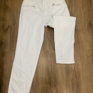 Jeans  - Vita jeans oanvända 