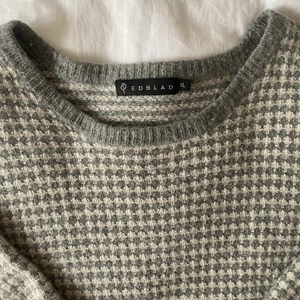 Stickad tröja från Edblad  - ❤️Superfin stickad tröja från Edblad, perfekt nu till hösten. Dom säljer inte kläder längre så den är speciell🫶. Det står att det är storlek L men den sitter som en S/M. Helt fläckfri. Gratis frakt ❤️ väldigt billigt pris❤️