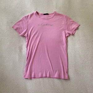 Rosa babytee - 💞 KLICKA INTE på köp nu, kontakta mig vid intresse! 💞 Rosa babytee med strass, från märket Sisley! Står inte storlek men skulle säga att det är som en XS/S