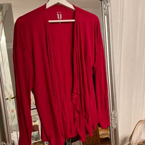 Basis u - 💜 Fin kofta,aldrig använd 💜Storleken är L 💜Hör gärna av dig om du vill se fler bilder. 