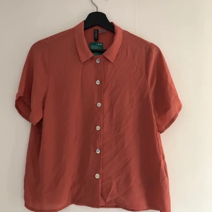 Skjorta från H&M • strl 38 - Helt oanvänd skjorta från H&M i storlek 38. Har lappen kvar. 