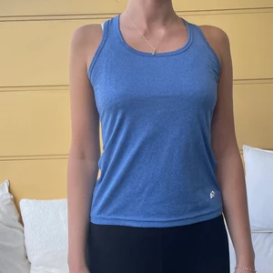 Träninglinne - Träningstopp i jättefin blå färg, knappt använd! 3 för 2 på allt jag säljer. 