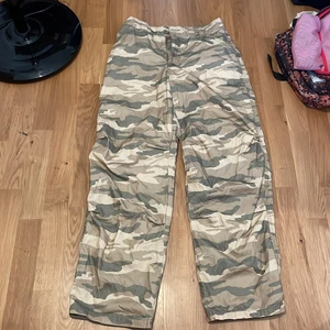Camouflage byxor - Beige/grön camoflagebyxor i fint skick 