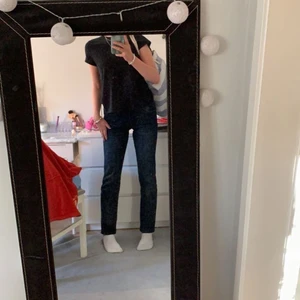 Mörkblå jeans strl 36 - Mina absoluta favorit jeans har nu blivit för små. Bild 1 visar hur de satt när de passade mig, sjukt fina! Köpta för ca 700kr så passa på att fynda! Inga difekter.  Köparen står för frakten!🤤😇