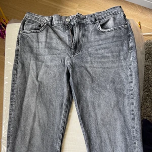 Gråa jeans - Superfina gråa jeans ifrån Nicki Hernestigs kollektion med Gina Tricot. Har tyvärr blivit för korta och där av används dom inte( jag är 178). Köparen står för frakten 📦 Pris går även att diskuteras💓