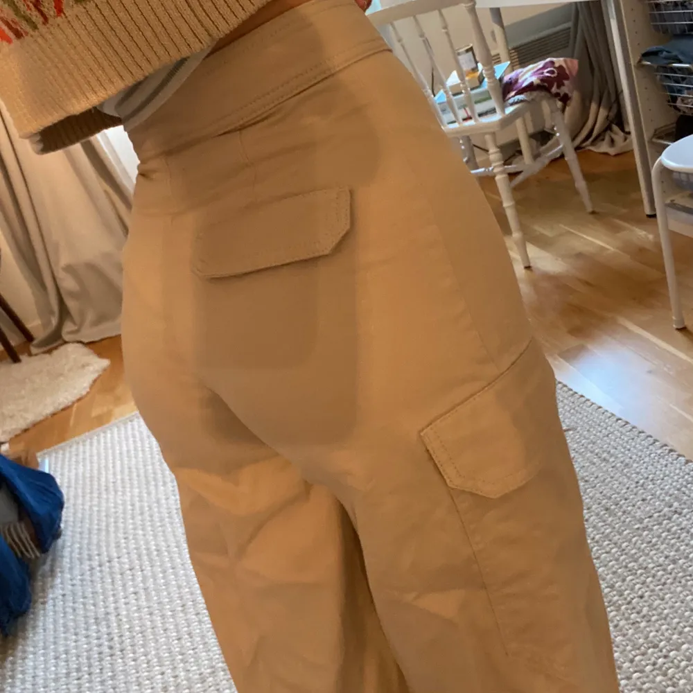 Populära cargo-pants från monki! Superbra skick, snygg beige färg. Passar bra på mig som är 157cm 🌿. Jeans & Byxor.