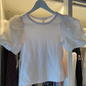 Tröja med volangärm från H&M storlek XS - Vit tröja med volangärm från H&M, storlek XS. Säljer för 50 kr + frakt