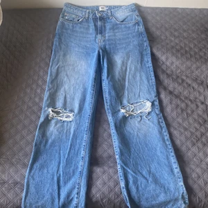 Långa vida jeans från lager 157 - Långa och vida jeans i en väldigt fin blå färg i modellen boulevard. Använda en gång och säljer pga de blivit förstora
