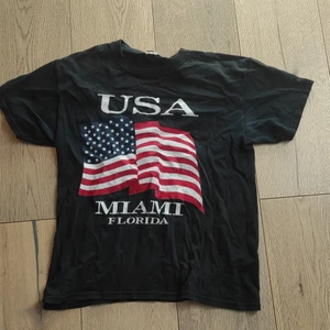 Miami t-shirt  - Har varit en av mina favorit t-shirt ever, växte ifrån den dok😭, köpt i USA, storlek S 
