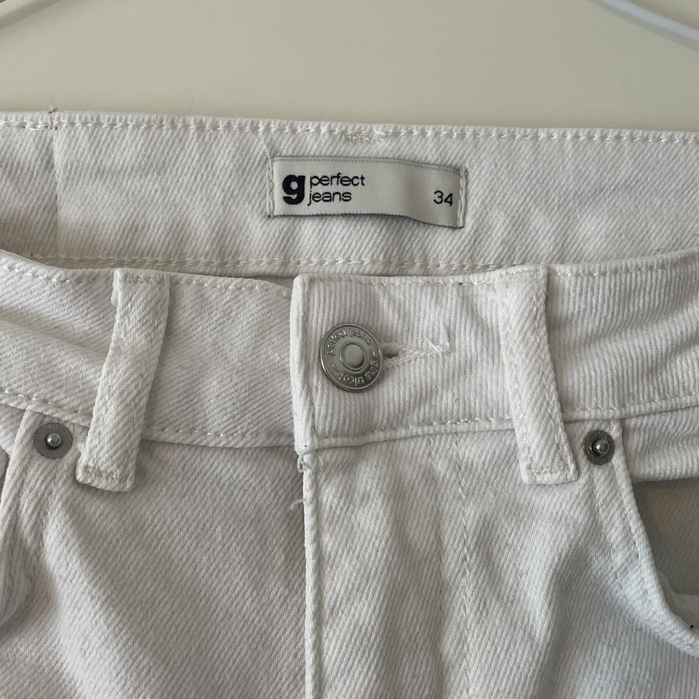 Vita jeans med fin slits nertill från Gina Tricot som Lovisa Worge frontade, lite skrynkliga på bilden då de är nytvättade efter endast en användning. Supersnygga till ett par klackskor och perfekt nu till höst 🤍🤍🤍. Jeans & Byxor.