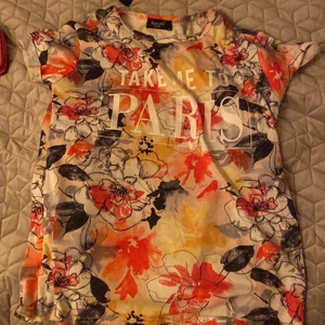 Färgglad T-shirt  - Färgglad T-shirt där det står take me to Paris 