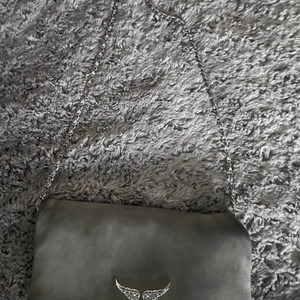 Zadig väska 👌🏽 -             PRISET KAN DISKUTERAS  Grå Zadig väska som ej används. Priset  pågrund av att den är använd. Men ändå bra skick. Jag har vickat in bandet så man kan ha längre. Skriv för mer bilder osv. 