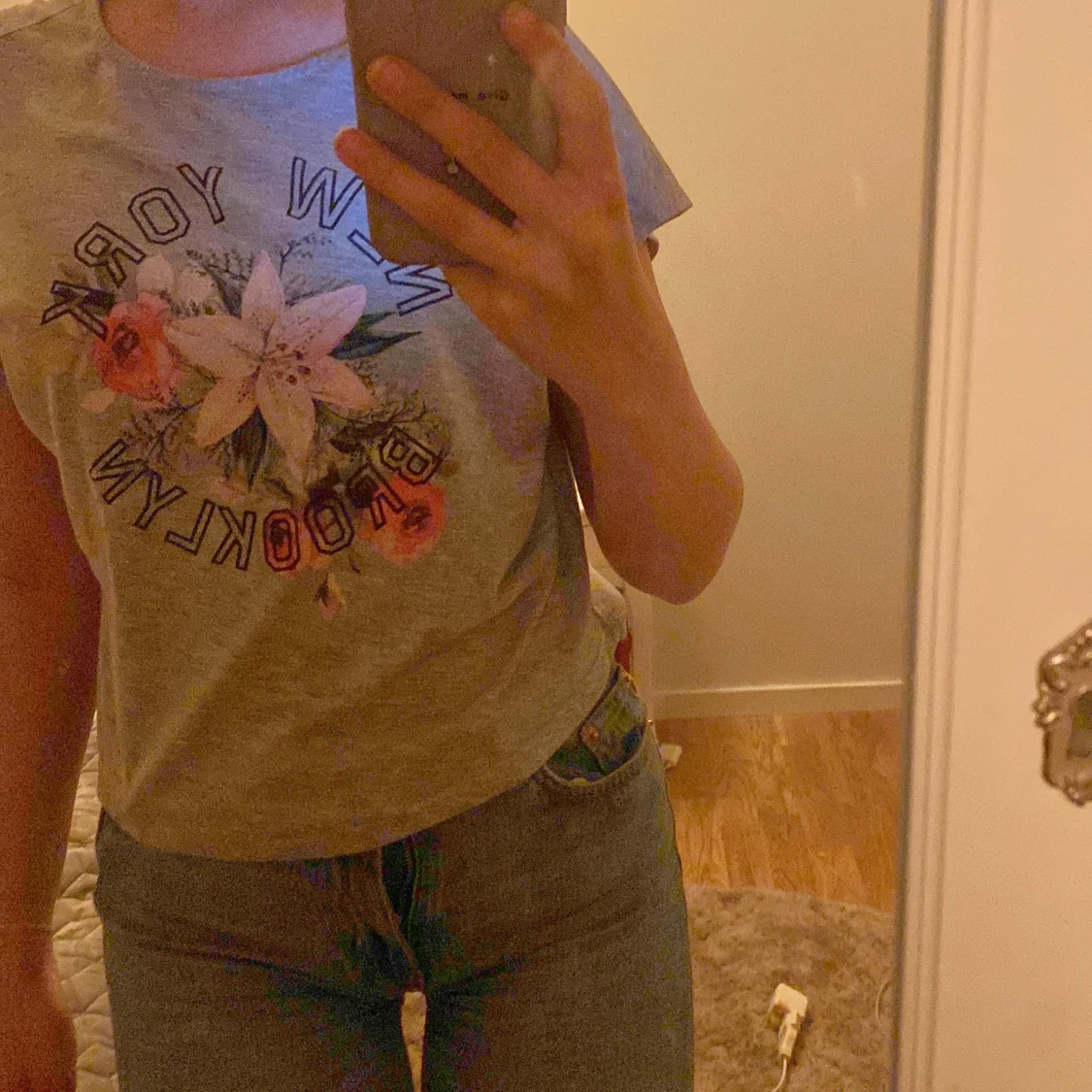 T-shirt med en blomma på