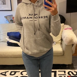 peak performance  - grå dam peak hoodie i storlek M. (jag är 168cm) inte använt så super mycket men köpt för ett tag sen. köpt för drygt 1000kr! står ej för frakt. 
