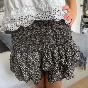 Säljer denna mönstrade kjol från zara. Frakt på 66 kr tillkommer vid köp💓😊 köp direkt för 400 kr