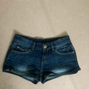 Lågmidjade jeans shorts i mörkblått!