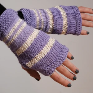 Stickade lila handledsvärmare - One-of-a-kind stickade handledsvärmare I ljuslila. Stickad av Röda Korsets-stickgrupp i Västerort tillsammans med Ebba Martin. Alla pengar från budgivningen går oavkortat till Röda Korsets arbete för att hjälpa människor i kris och katastrofer.
