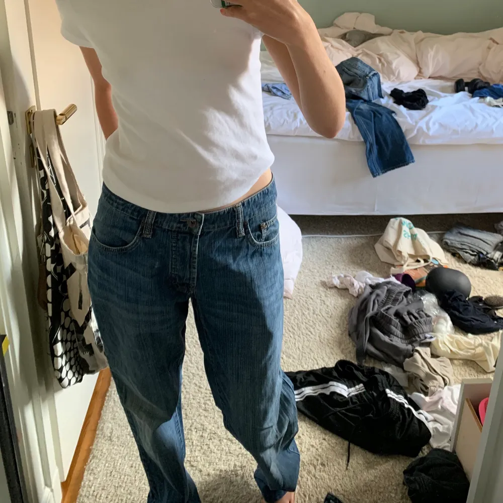 Ett par lågmidjade jeans som är supersköna! De är insydda i rumpan, kan skicka bild ifall man vill :) dem passar flera storlekar beroende på hur man vill att de ska sitta :) . Jeans & Byxor.