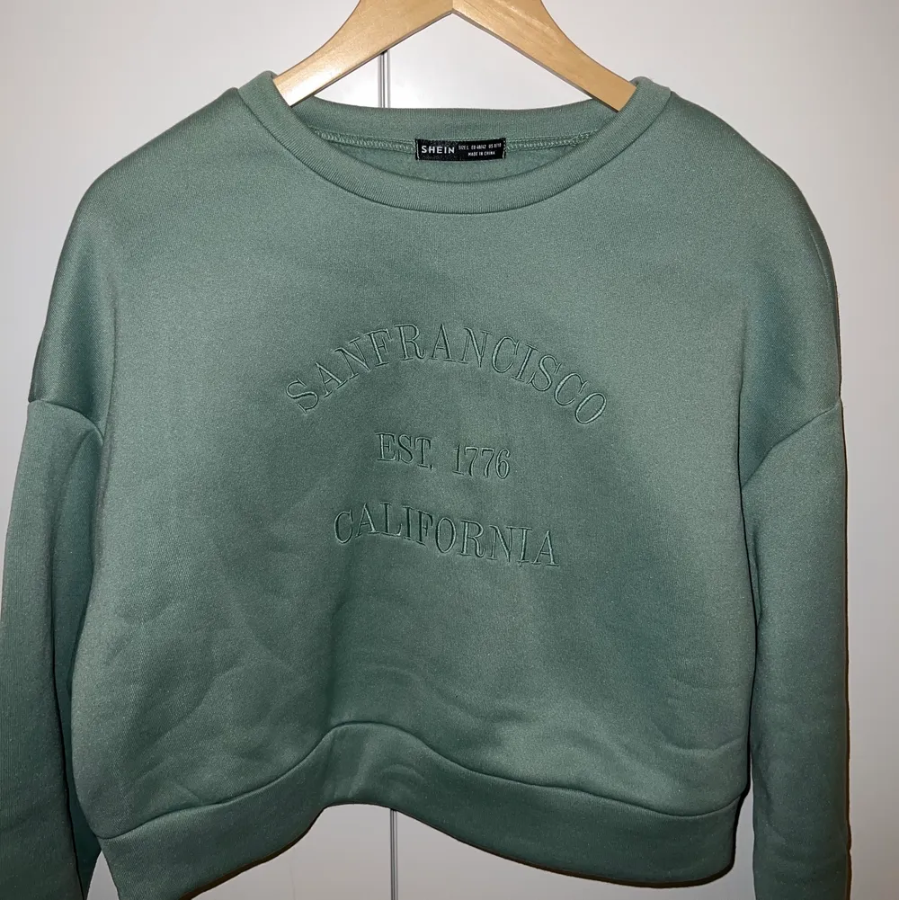 Grön sweatshirt i storlek L men sitter som en M/S, den är endast testad, i mycket bra skick 💚. Hoodies.