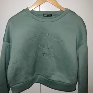 Grön sweatshirt i storlek L men sitter som en M/S, den är endast testad, i mycket bra skick 💚