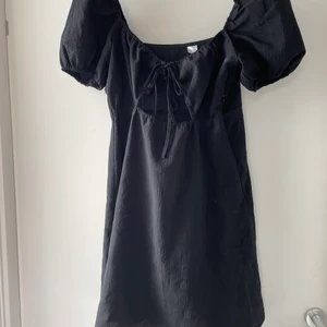 Söt H&M klänning strl 36 - Klänning från H&M, en kortare modell. Jag är en 36/38 och den passar fint, 169cm lång och mitt midjemått pendlar mellan 68-72