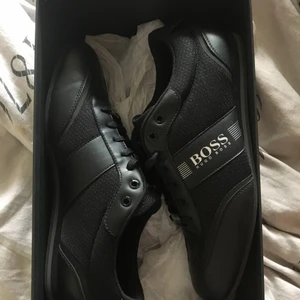 Hugo boss - Säljer nu ett par Hugo boss skor som jag köpte för ca 2 år sedan till min sambo, men dom är endast använda 30minuter dom har legat i garderoben i lådan hela tiden sedan dess. Köpten dom då för 2400. Köparen står för frakten 
