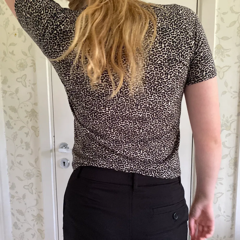Cool leopard mönstrad T-shirt från Gina Tricot i storlek XS. Säljer för 70kr + frakt!. T-shirts.