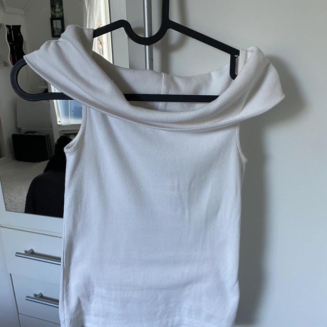 Vit ribbad off shoulder - 90