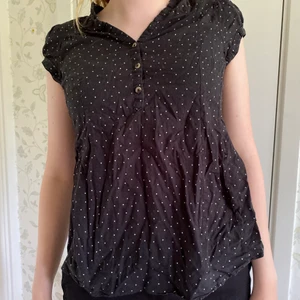 Svart Top med vita prickar - Söt svart Top i storlek S med vita prickar från H&M. Säljer för 90kr + frakt🫶🏼